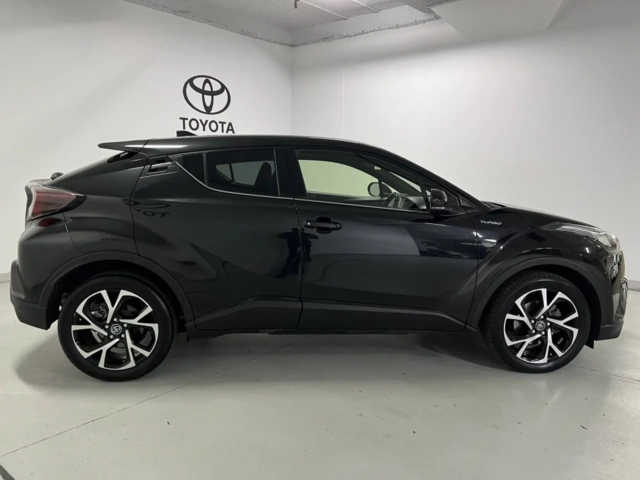2017 TOYOTA C-HR Gallery Image 4