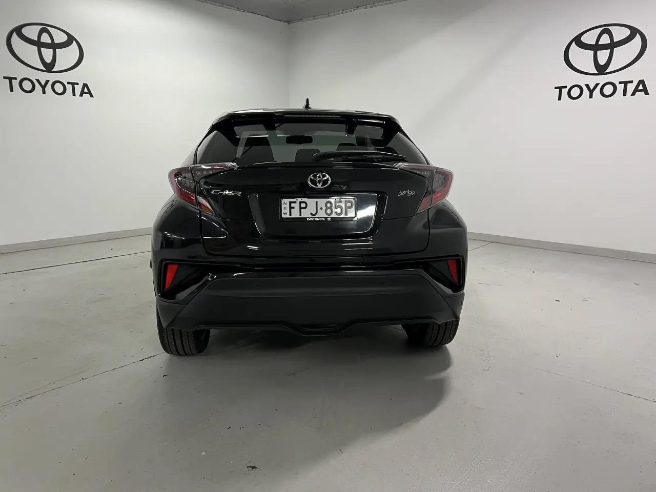 2017 TOYOTA C-HR Gallery Image 6