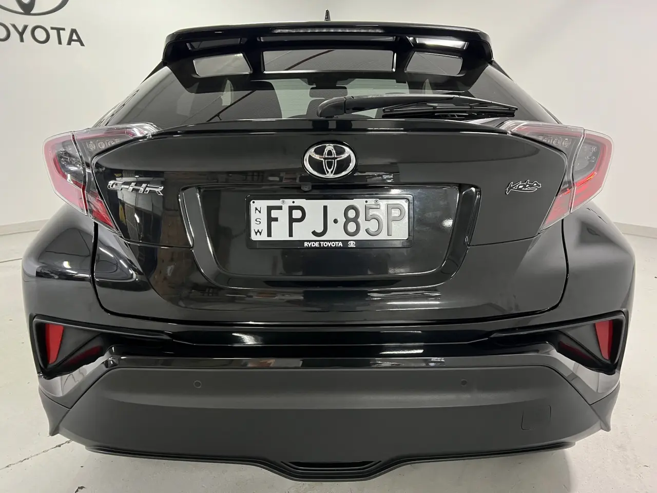 2017 TOYOTA C-HR Gallery Image 7