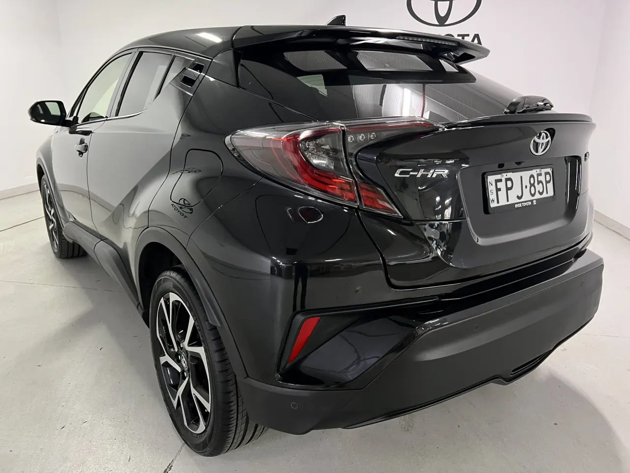 2017 TOYOTA C-HR Gallery Image 8