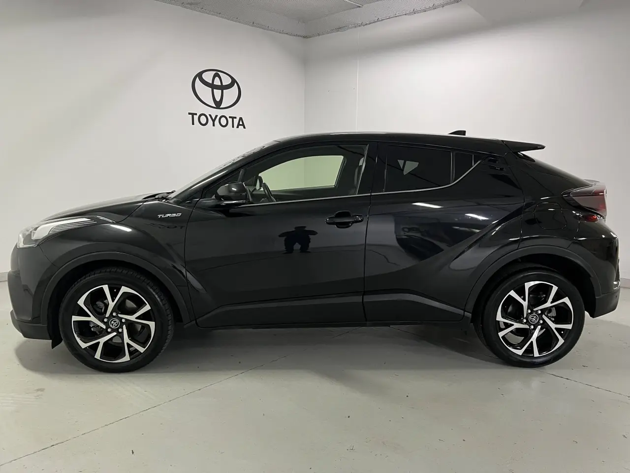 2017 TOYOTA C-HR Gallery Image 9