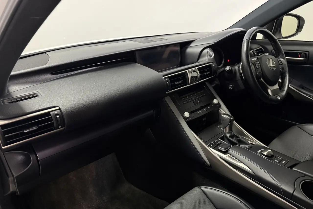 2020 Lexus IS Gallery Image 13