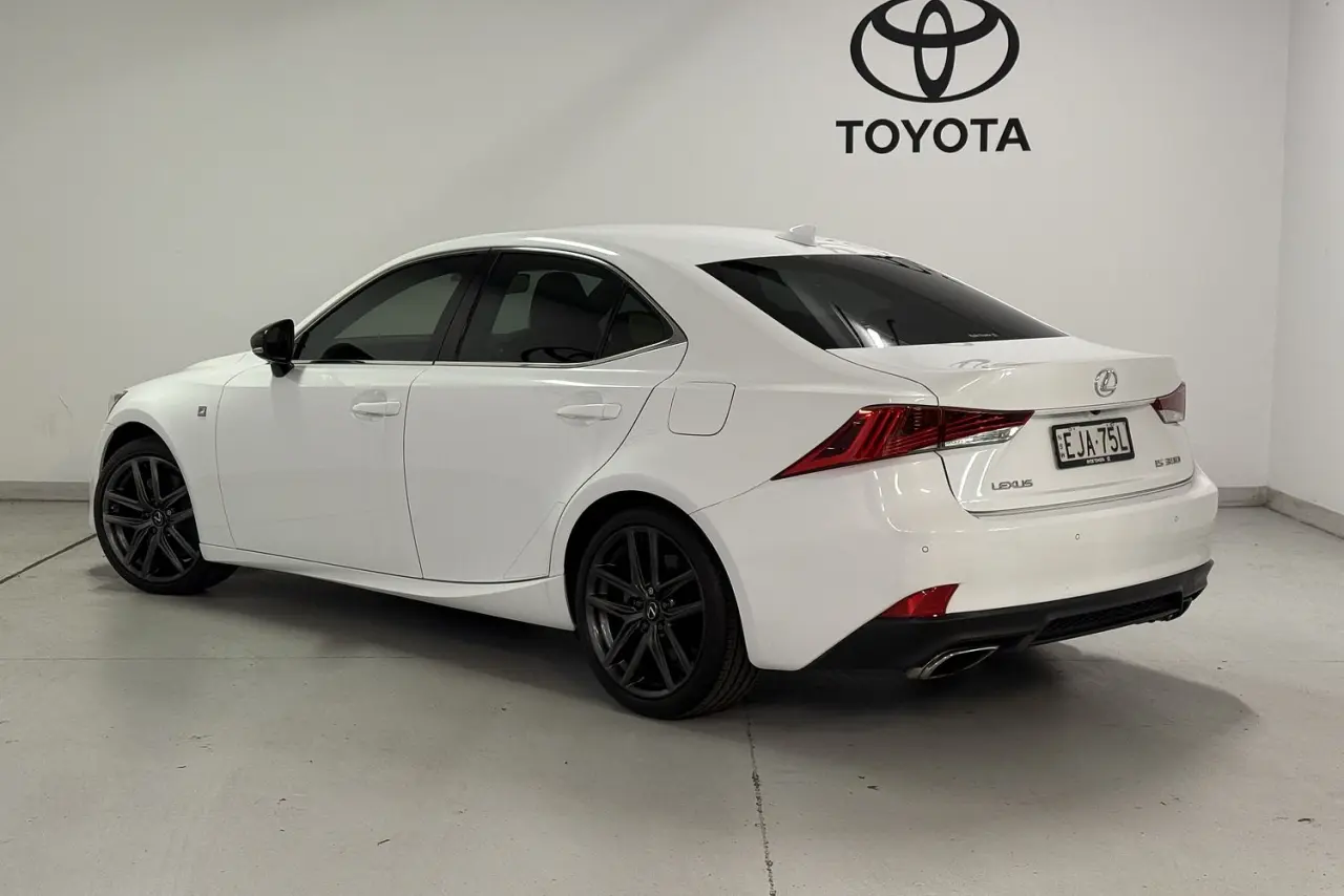 2020 Lexus IS Gallery Image 4