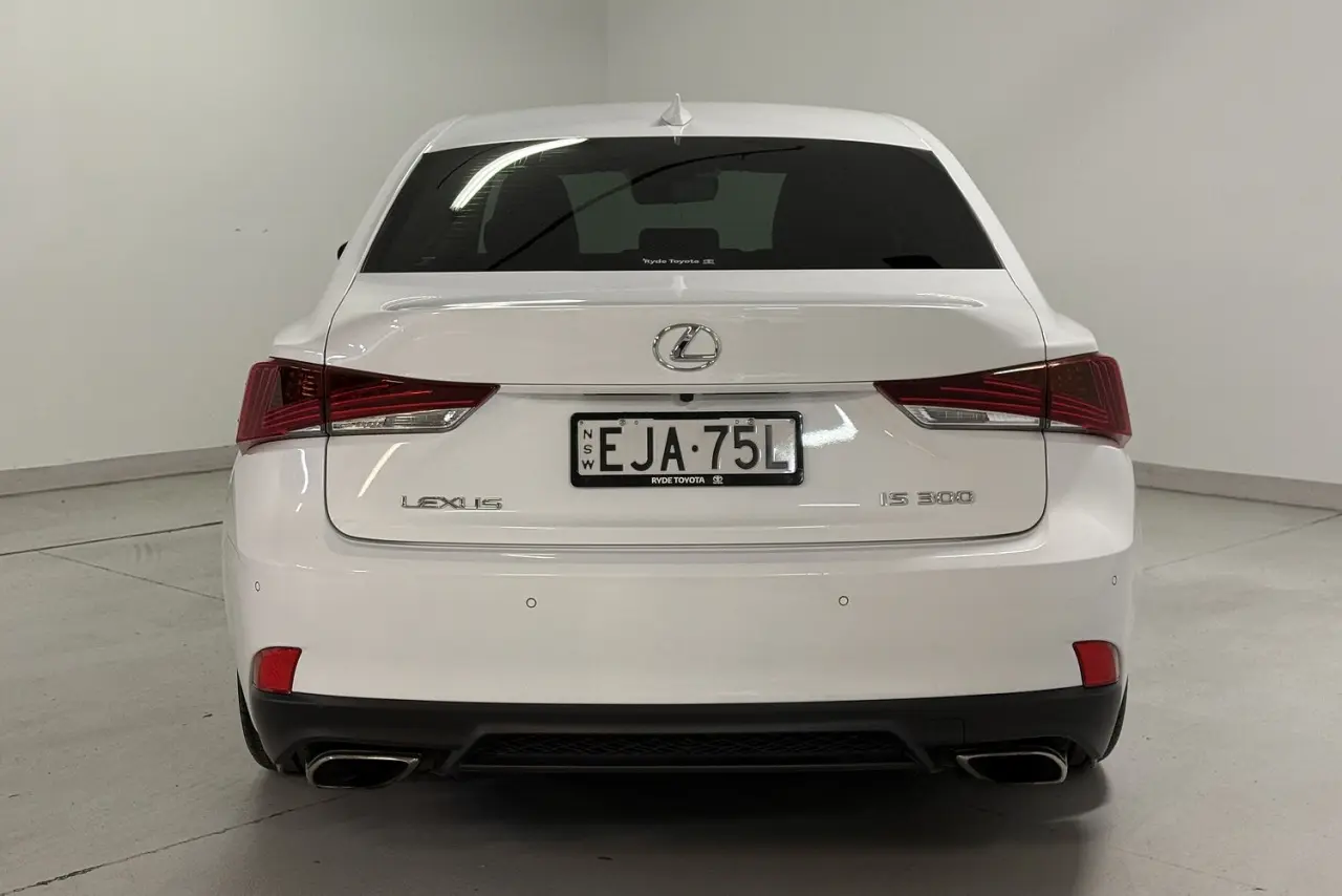 2020 Lexus IS Gallery Image 5