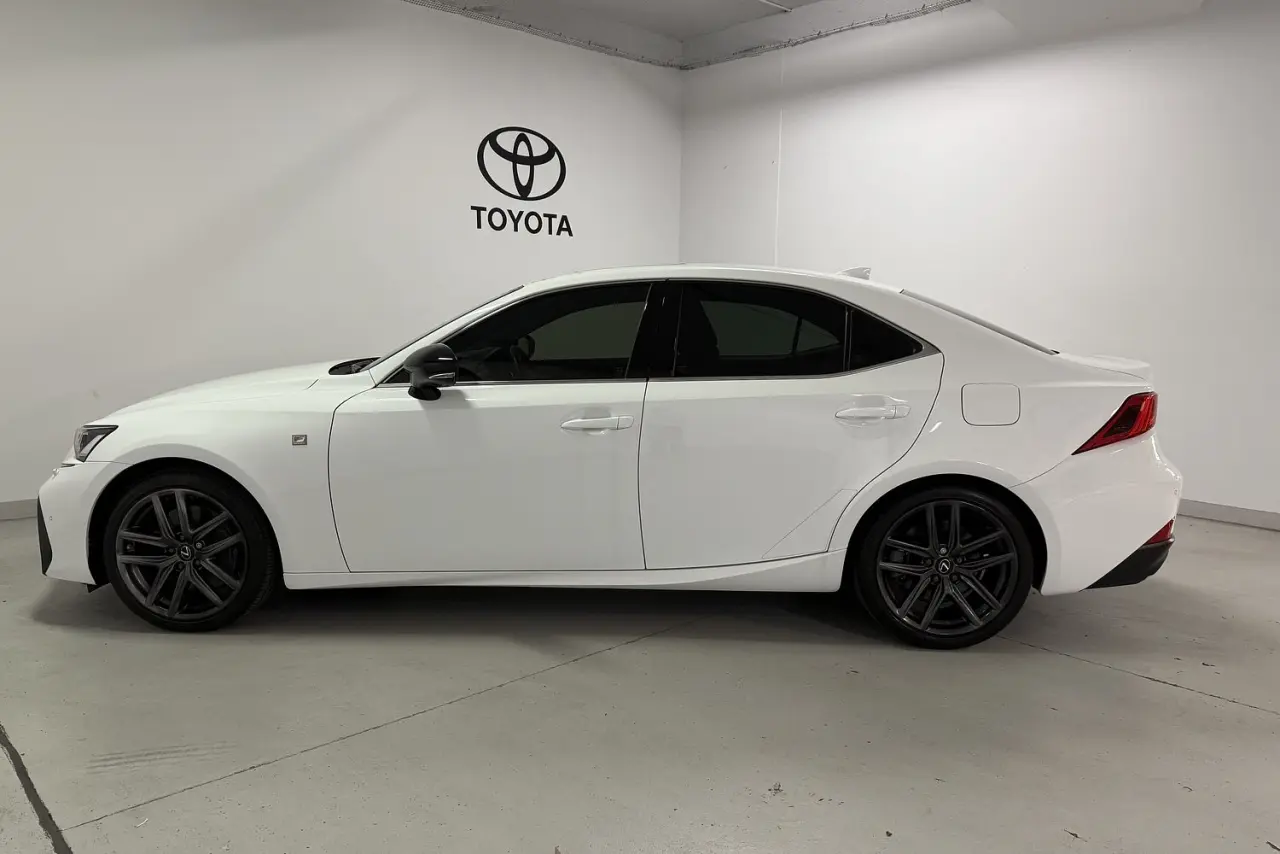 2020 Lexus IS Gallery Image 6