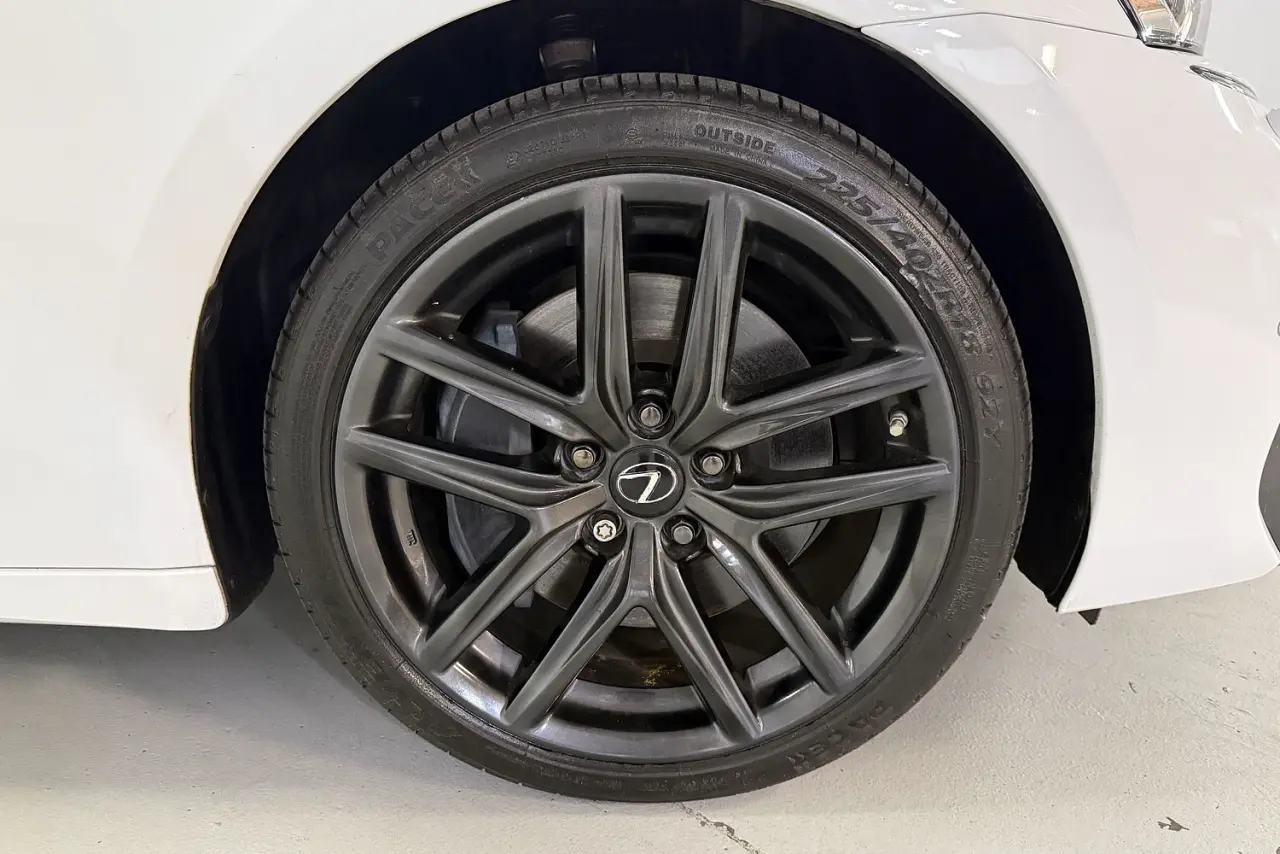 2020 Lexus IS Gallery Image 7