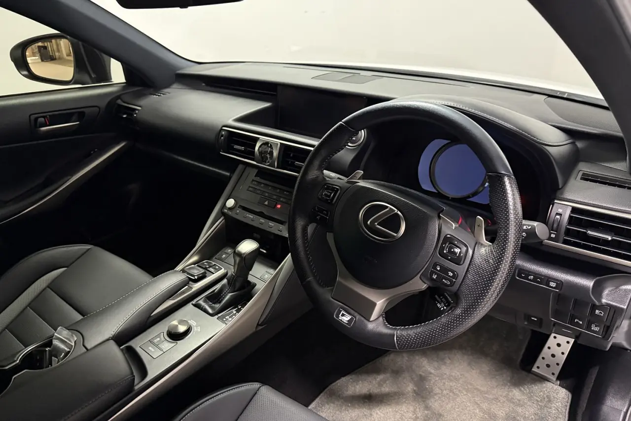 2020 Lexus IS Gallery Image 8
