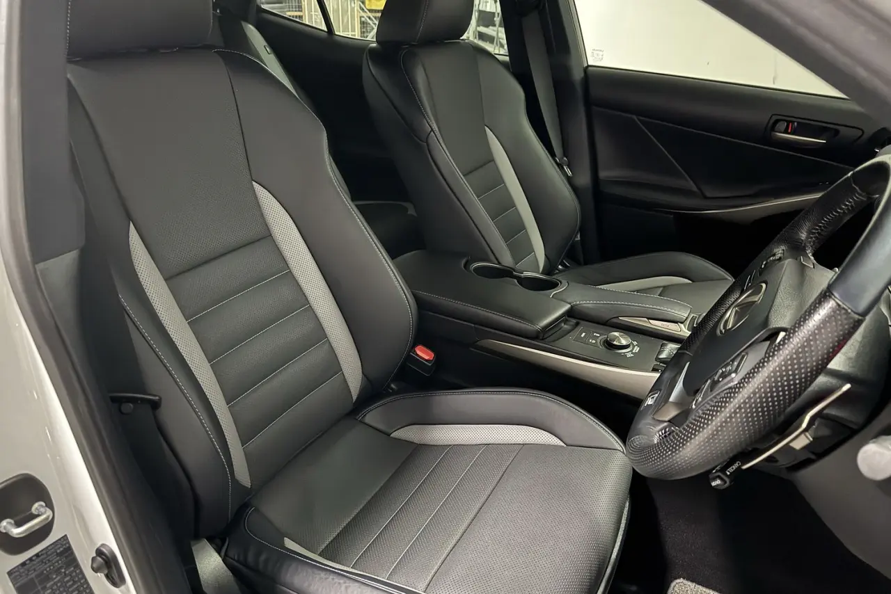 2020 Lexus IS Gallery Image 9