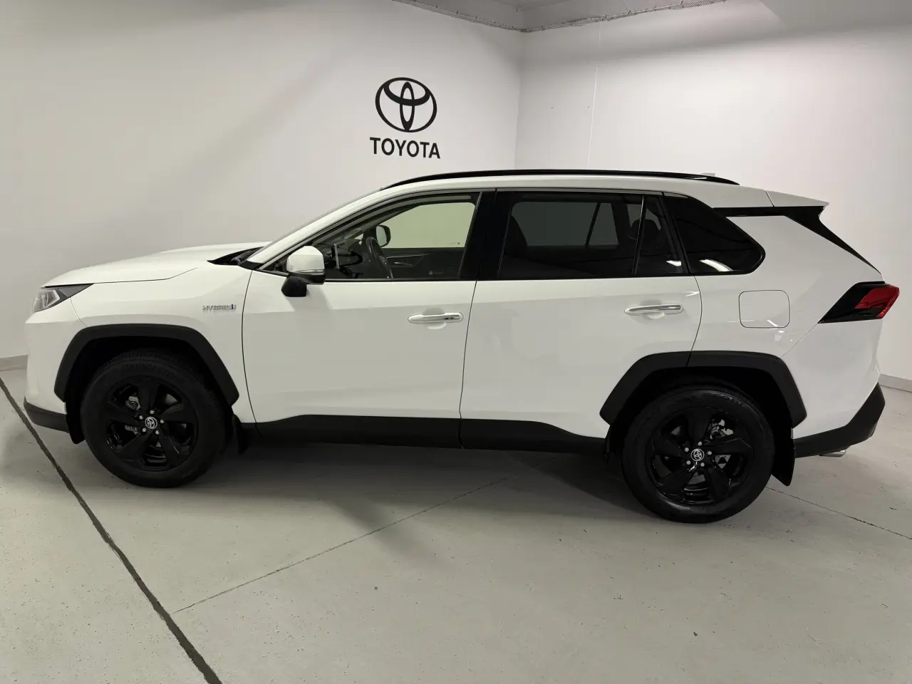 2021 TOYOTA RAV4 HYBRID Gallery Image 10