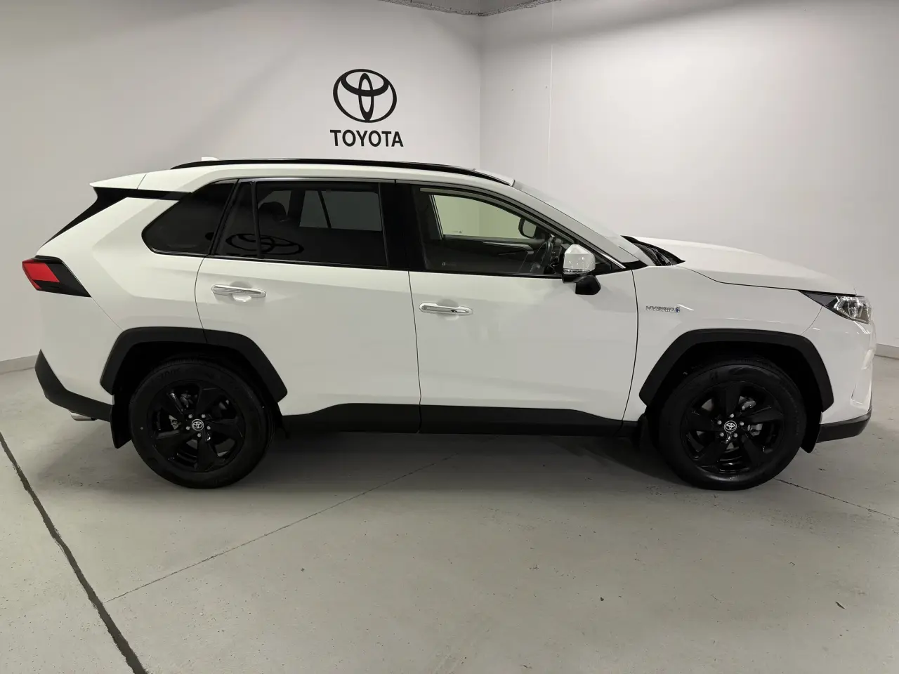 2021 TOYOTA RAV4 HYBRID Gallery Image 4