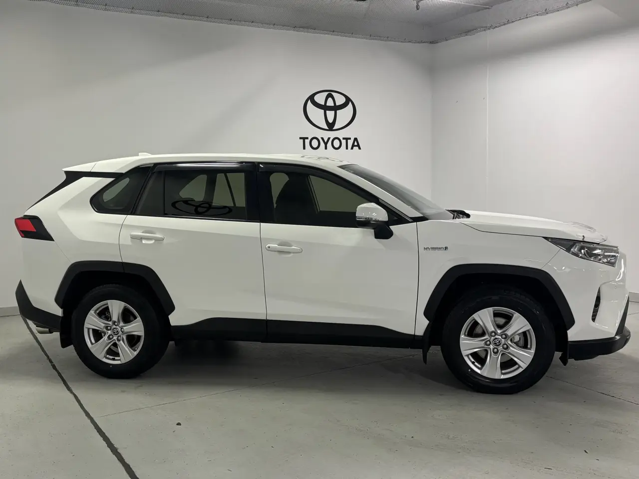 2021 TOYOTA RAV4 HYBRID Gallery Image 4