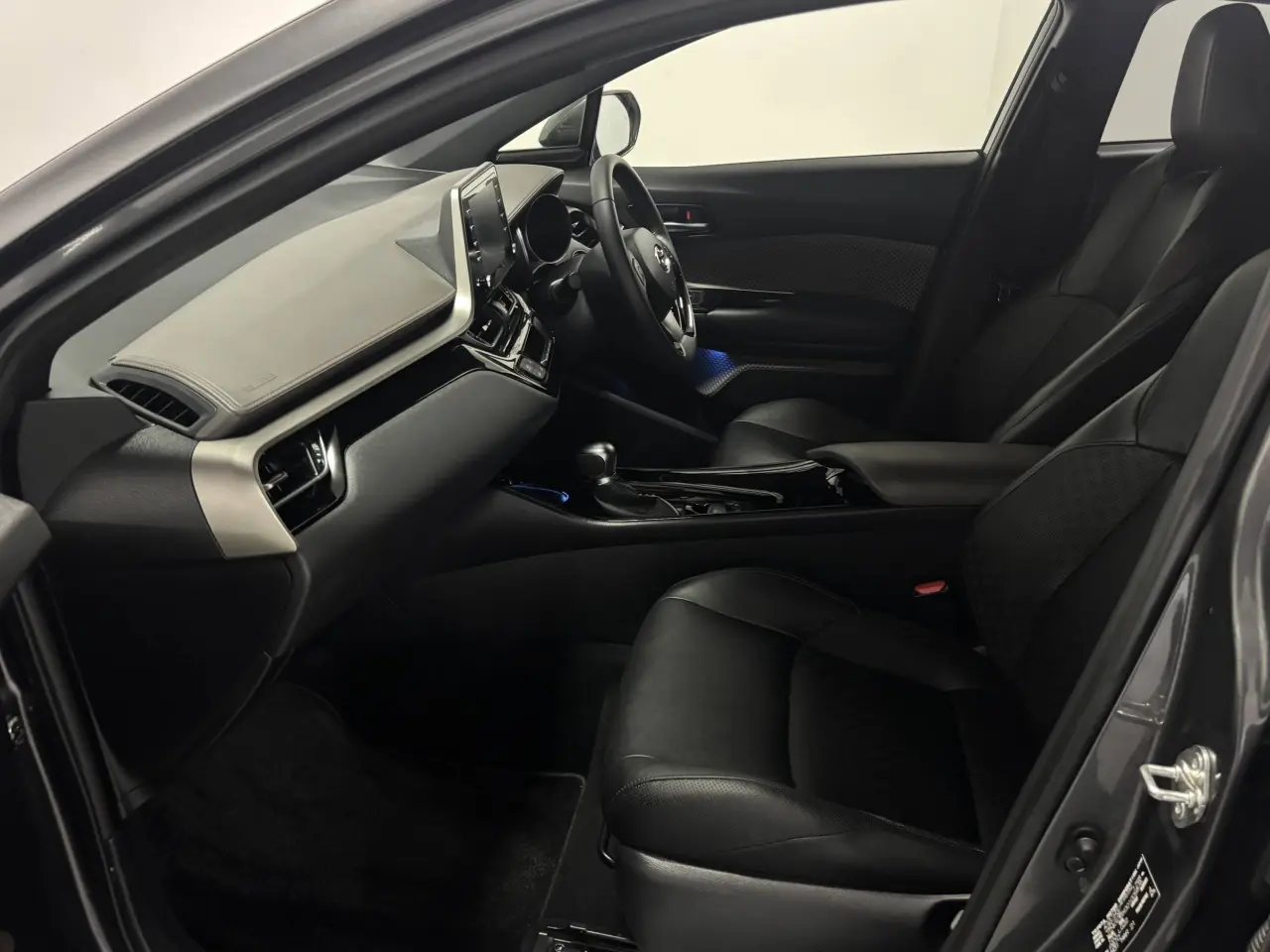 2021 TOYOTA C-HR HYBRID Gallery Image 13