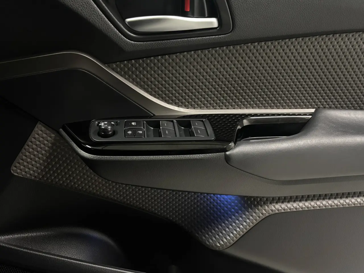 2021 TOYOTA C-HR HYBRID Gallery Image 18