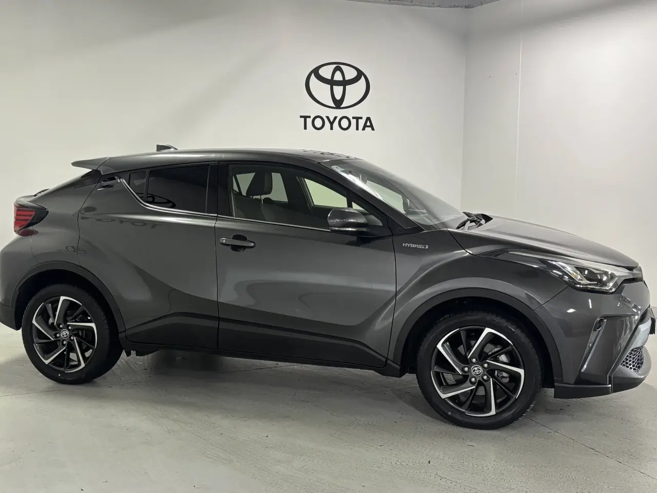 2021 TOYOTA C-HR HYBRID Gallery Image 4