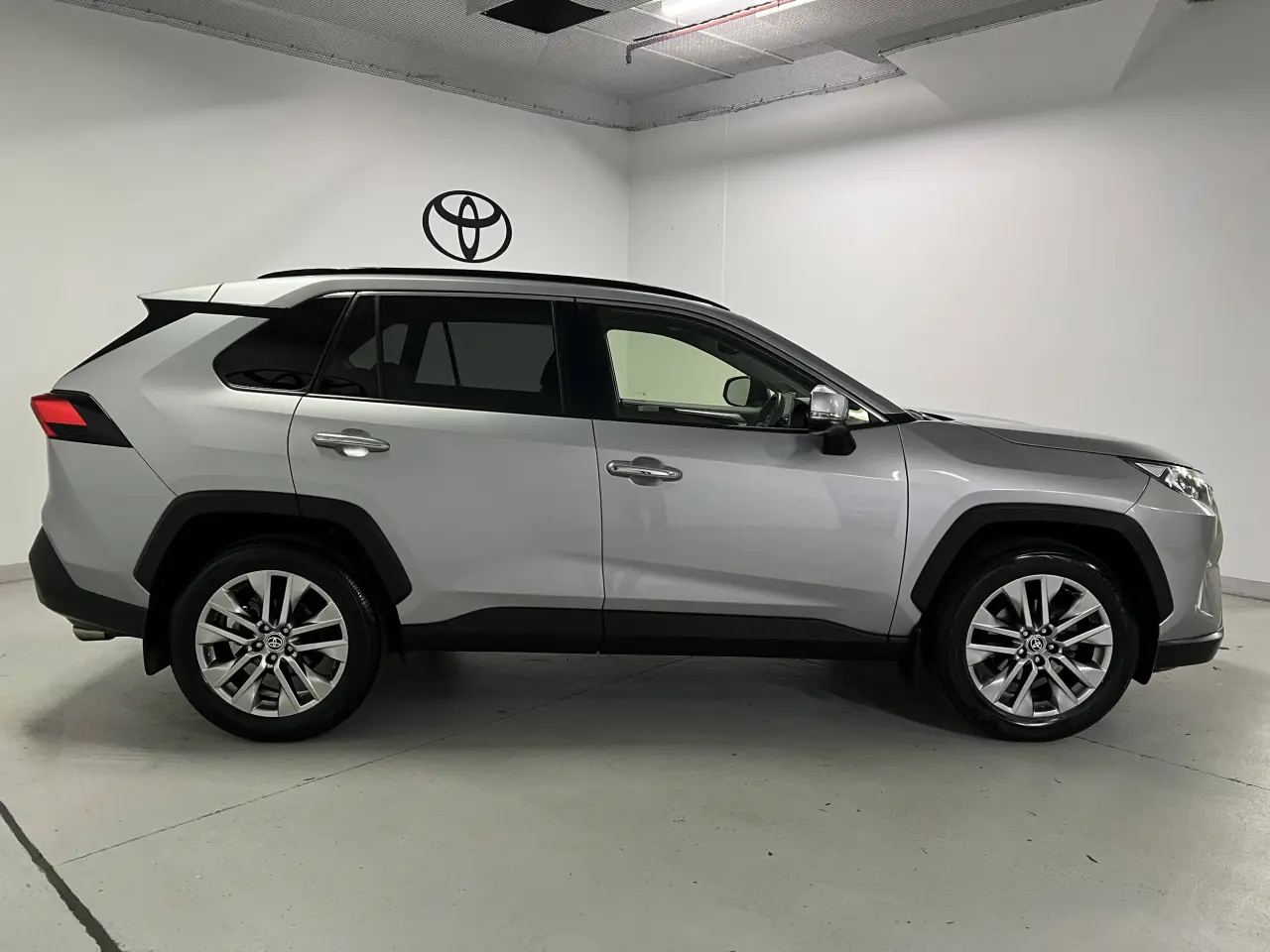 2020 TOYOTA RAV4 Gallery Image 4