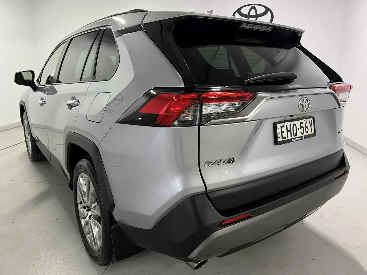 2020 TOYOTA RAV4 Gallery Image 8