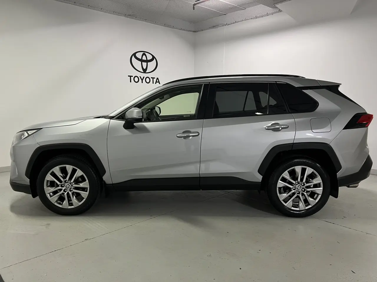 2020 TOYOTA RAV4 Gallery Image 9