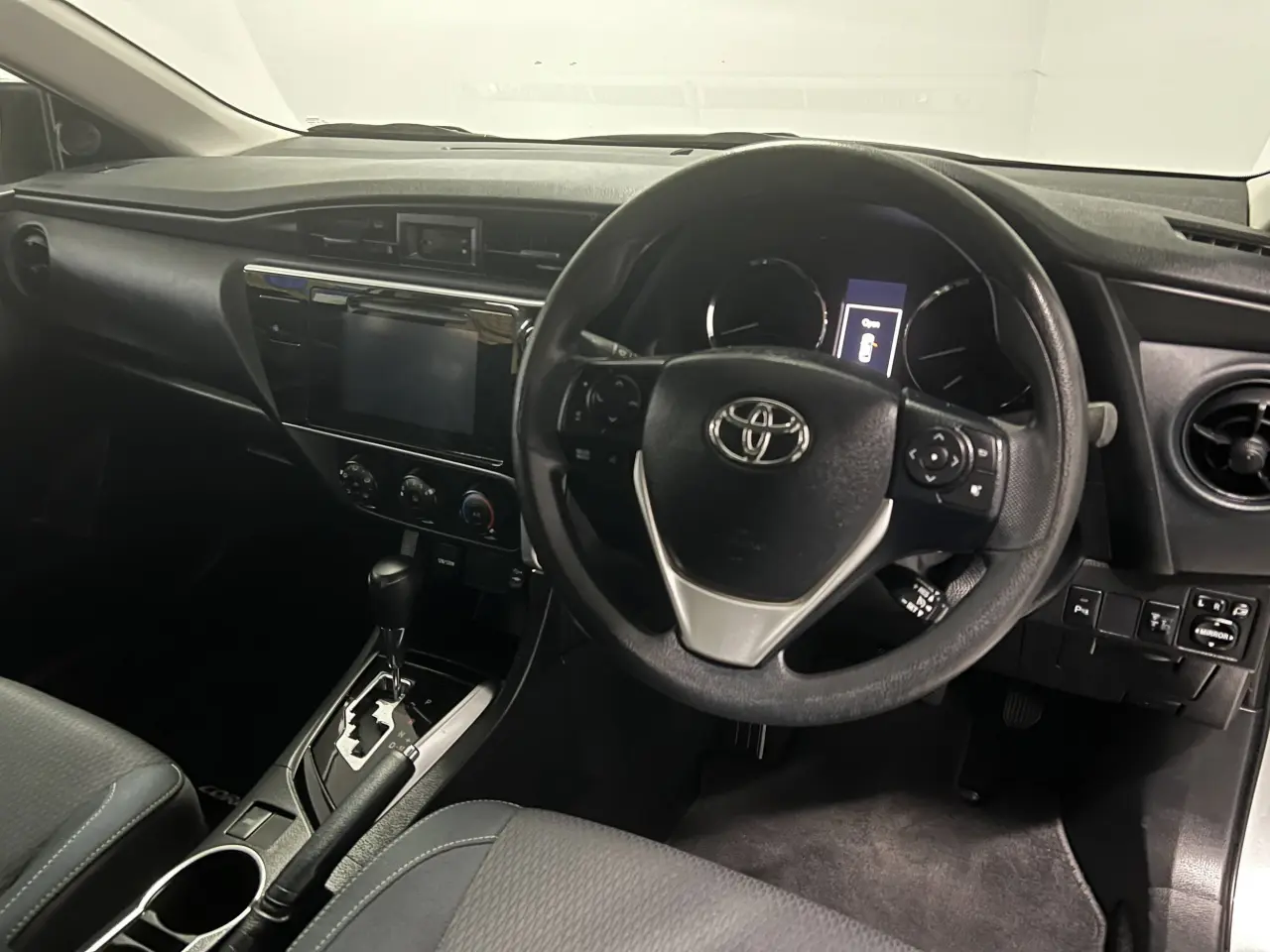 2017 TOYOTA COROLLA Gallery Image 10