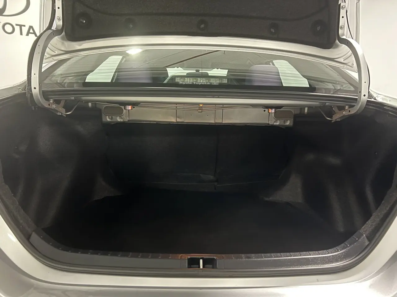 2017 TOYOTA COROLLA Gallery Image 12