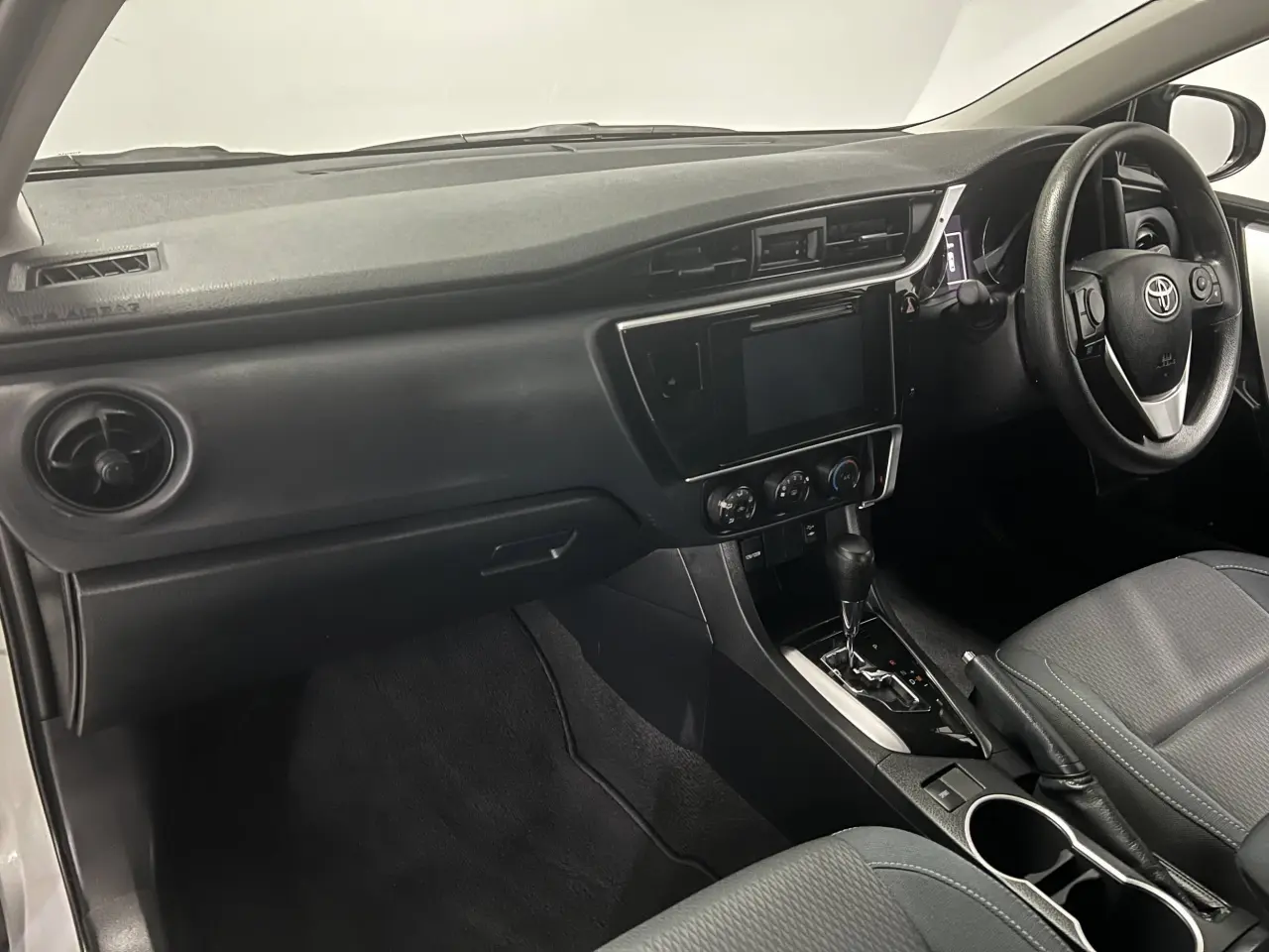 2017 TOYOTA COROLLA Gallery Image 14
