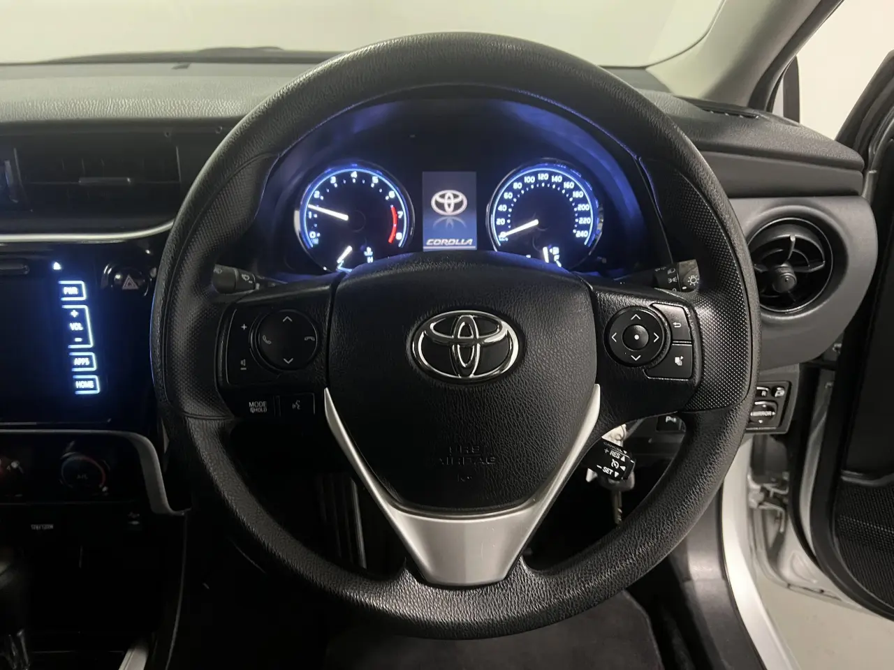 2017 TOYOTA COROLLA Gallery Image 16
