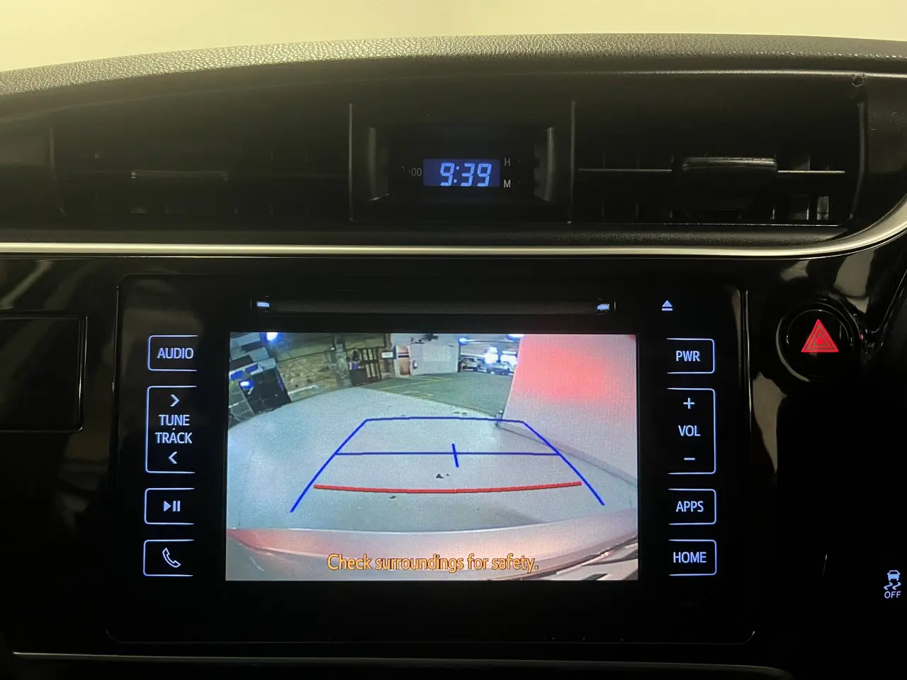 2017 TOYOTA COROLLA Gallery Image 18