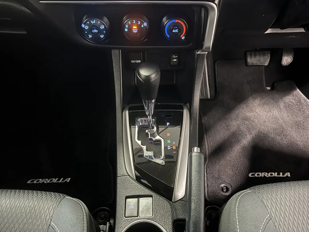 2017 TOYOTA COROLLA Gallery Image 19