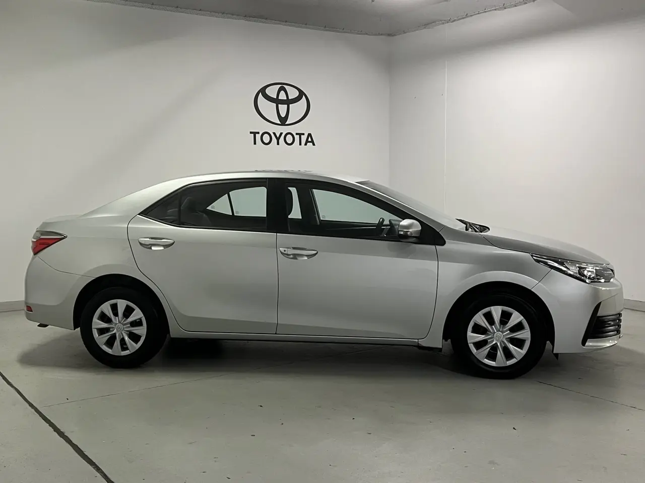 2017 TOYOTA COROLLA Gallery Image 4