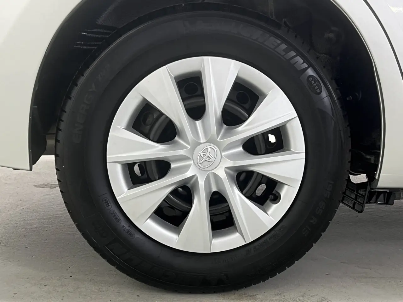 2017 TOYOTA COROLLA Gallery Image 5