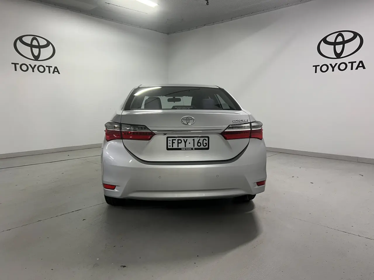 2017 TOYOTA COROLLA Gallery Image 6