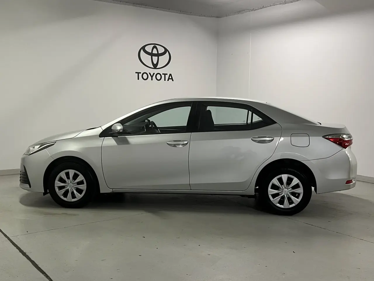 2017 TOYOTA COROLLA Gallery Image 9