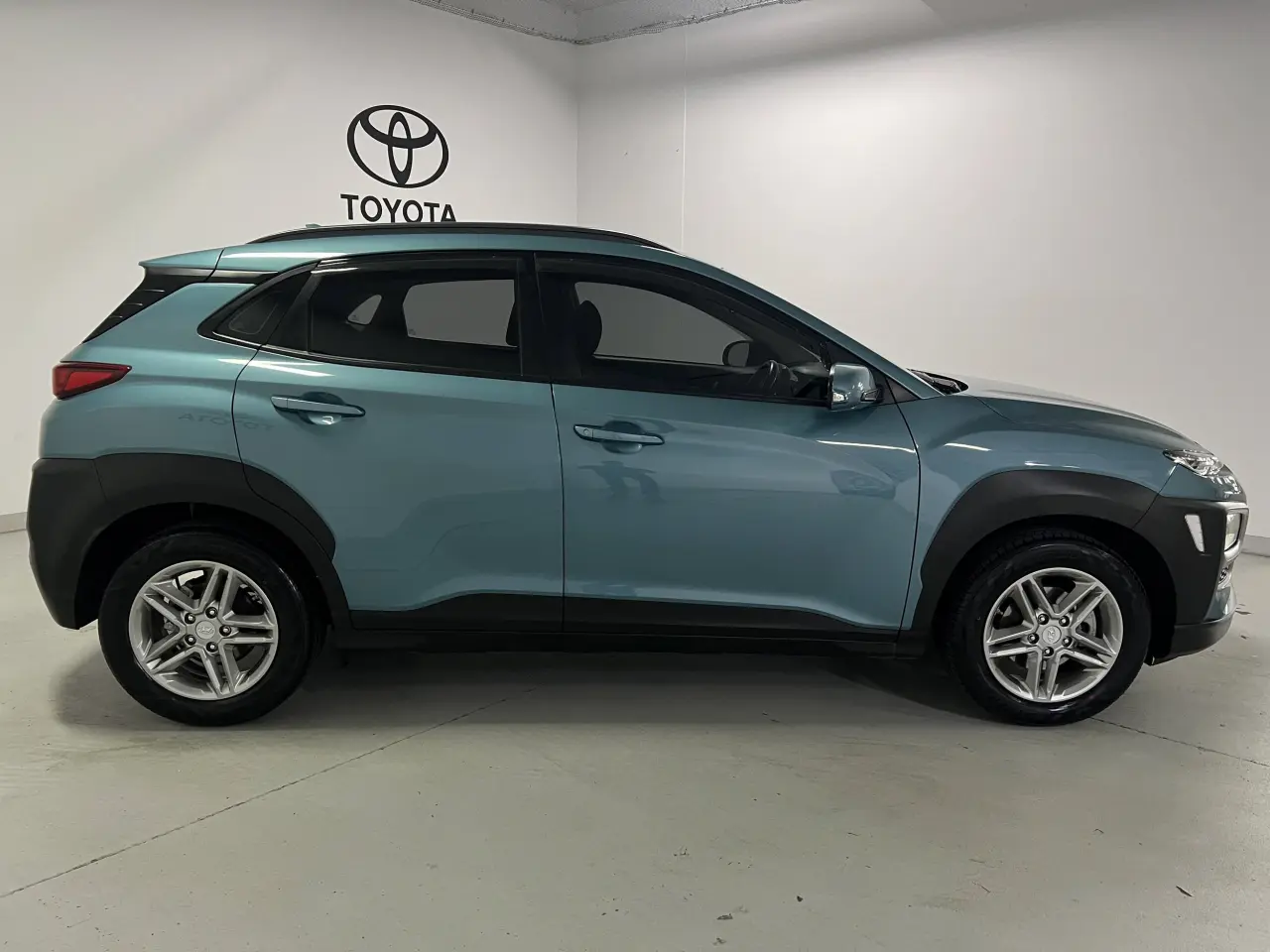 2018 HYUNDAI KONA Gallery Image 4