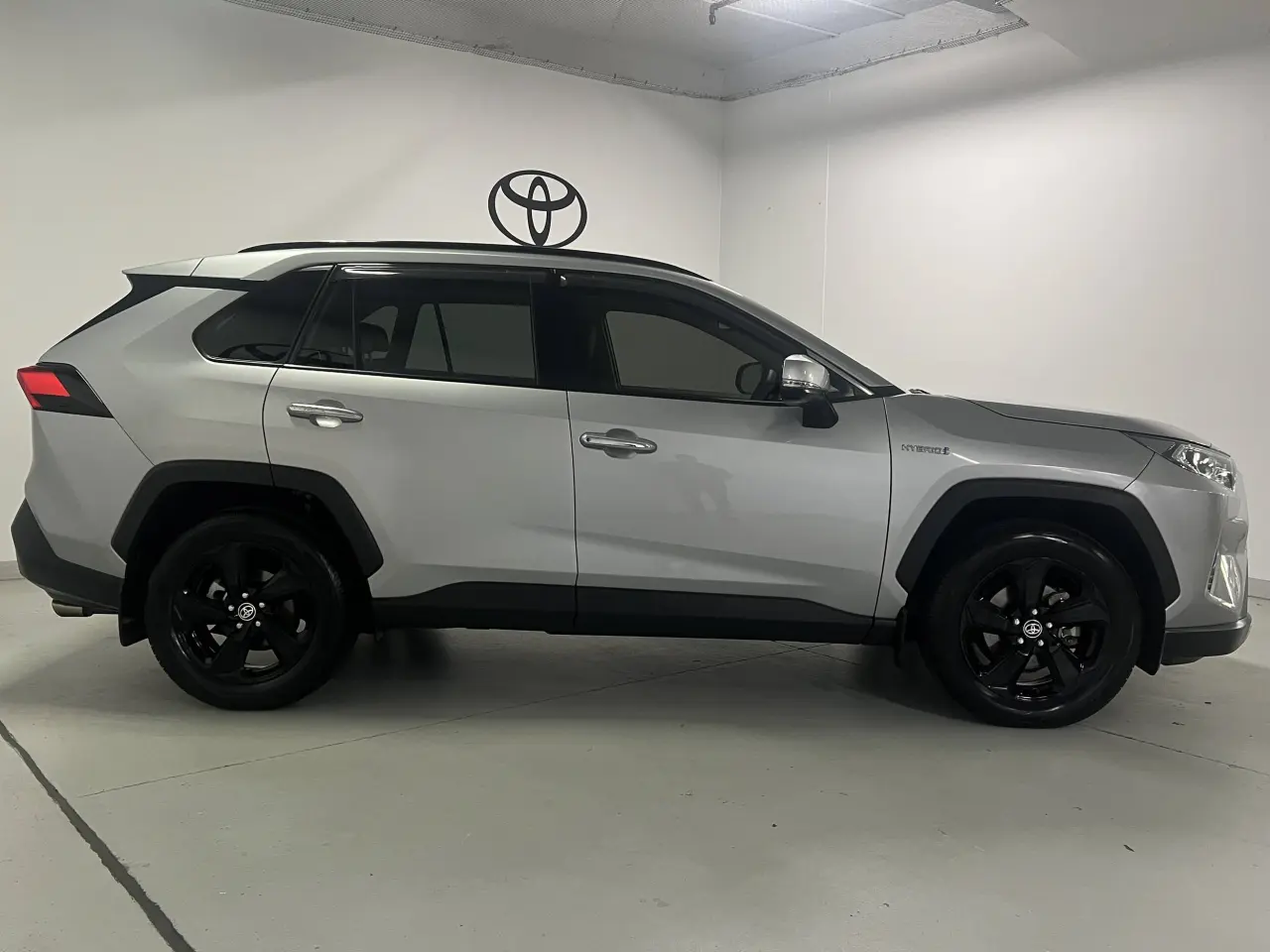 2020 TOYOTA RAV4 HYBRID Gallery Image 4