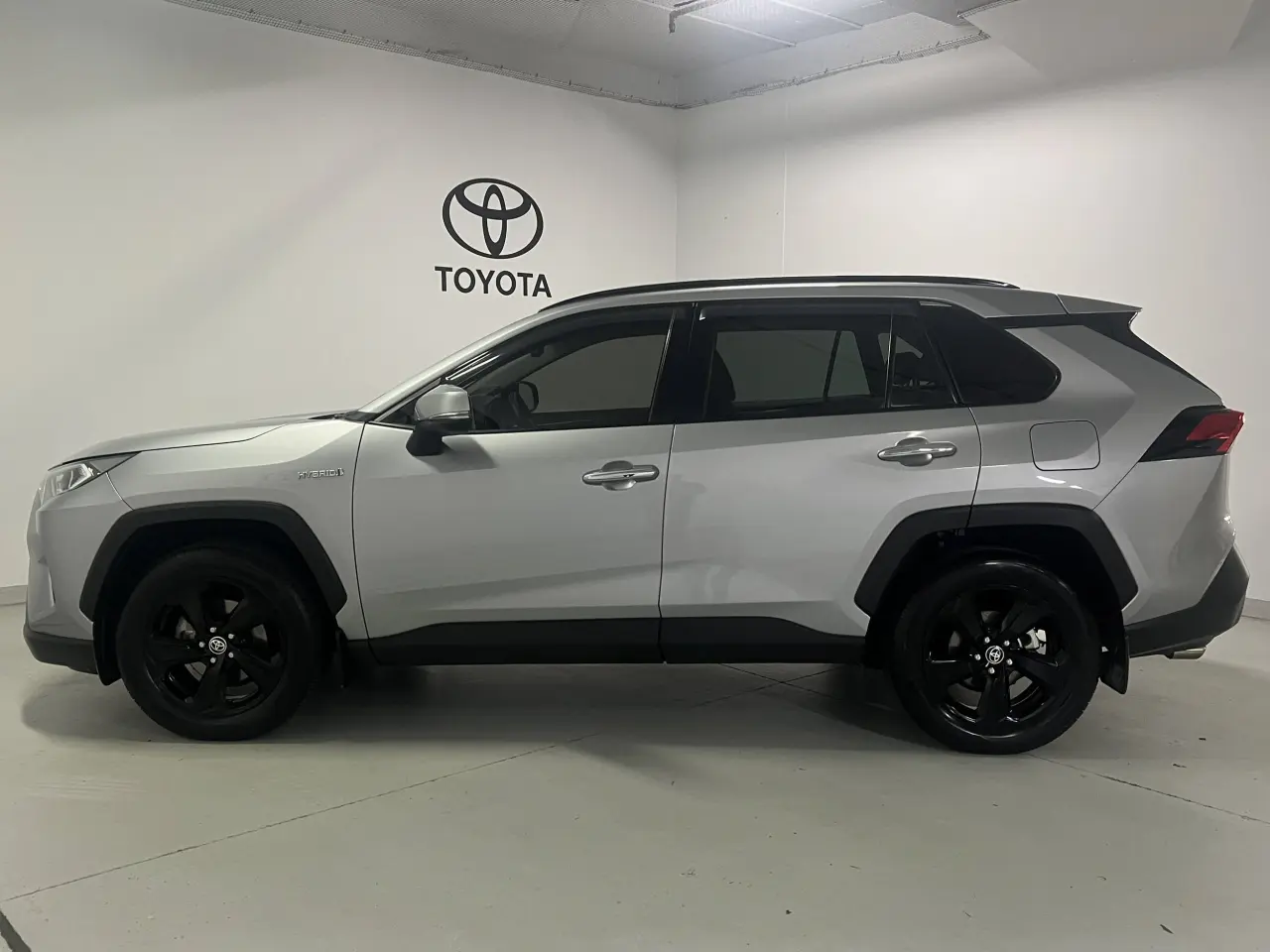 2020 TOYOTA RAV4 HYBRID Gallery Image 9