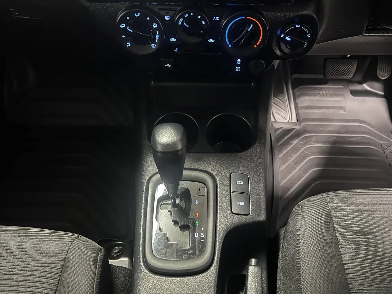 2024 TOYOTA HILUX Gallery Image 20