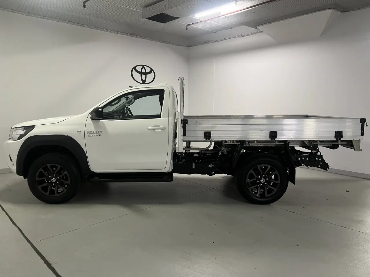 2024 TOYOTA HILUX Gallery Image 9