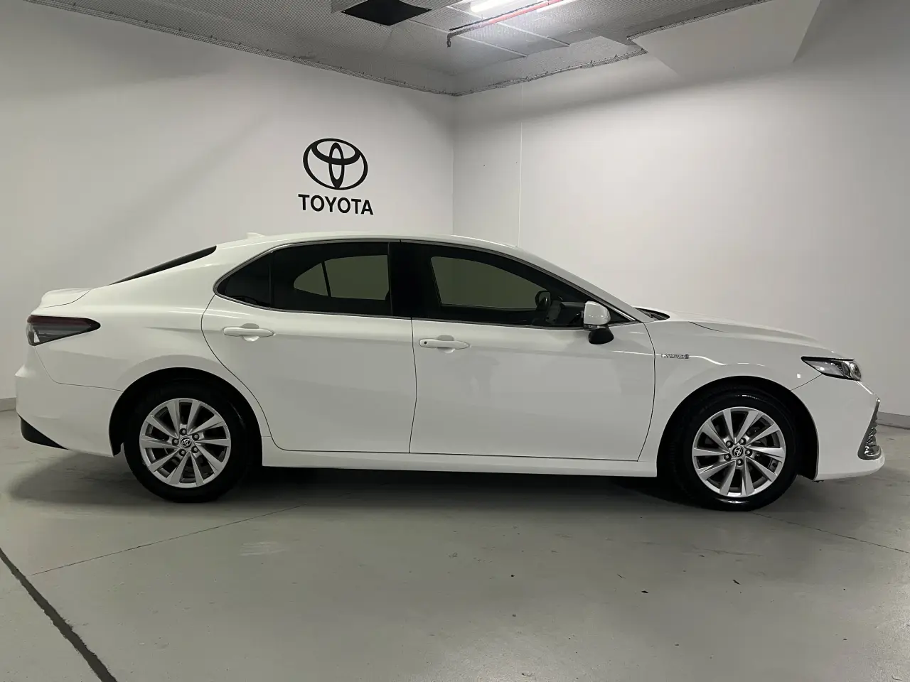 2022 TOYOTA CAMRY HYBRID Gallery Image 4
