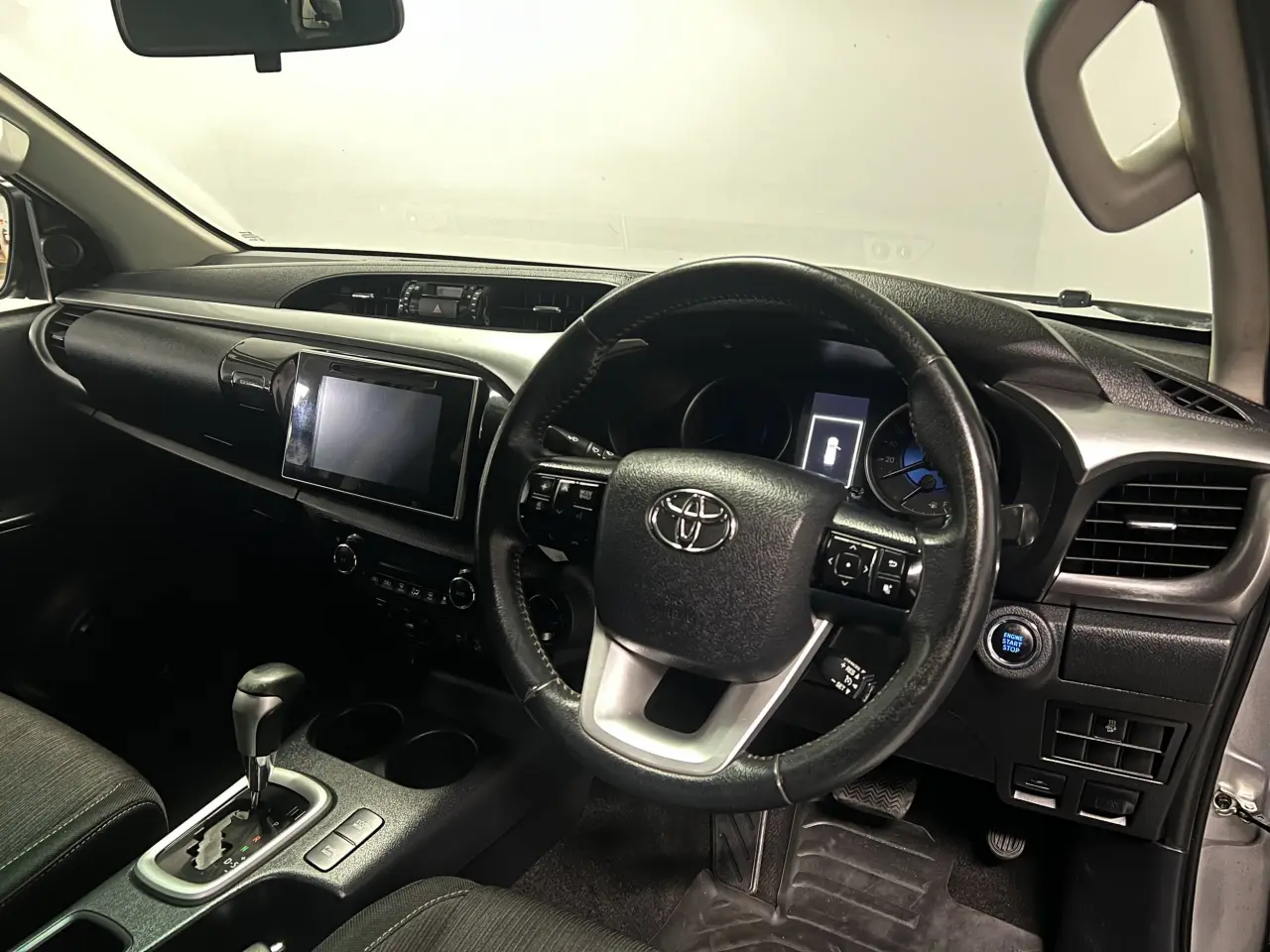 2017 TOYOTA HILUX Gallery Image 10