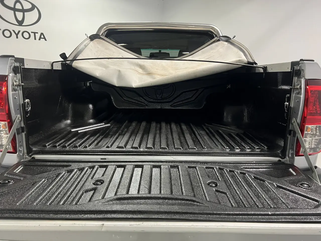 2017 TOYOTA HILUX Gallery Image 13