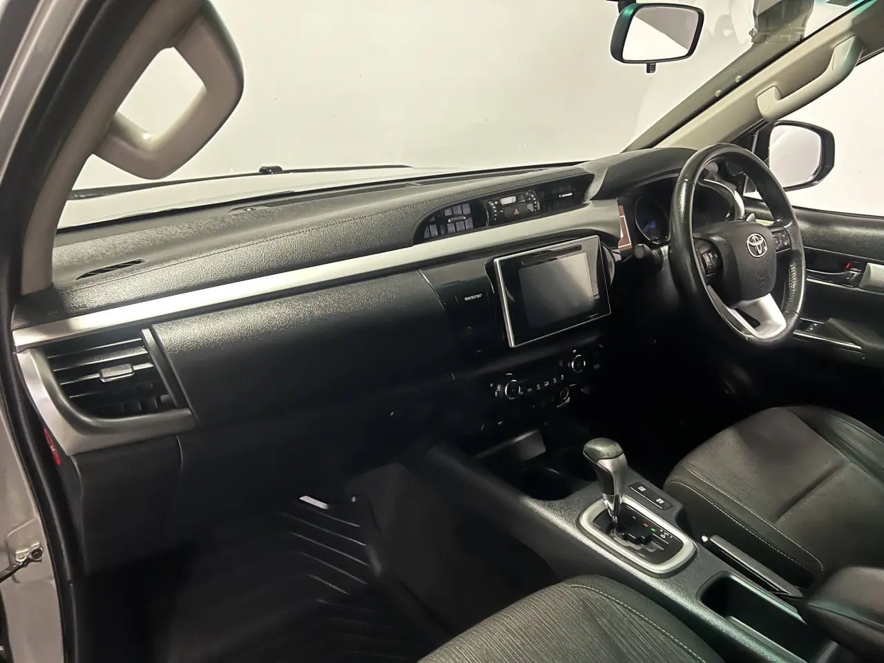 2017 TOYOTA HILUX Gallery Image 15