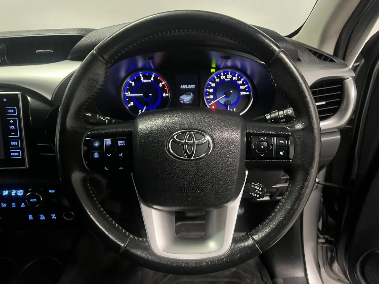 2017 TOYOTA HILUX Gallery Image 17