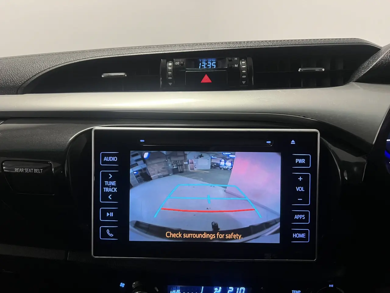 2017 TOYOTA HILUX Gallery Image 19