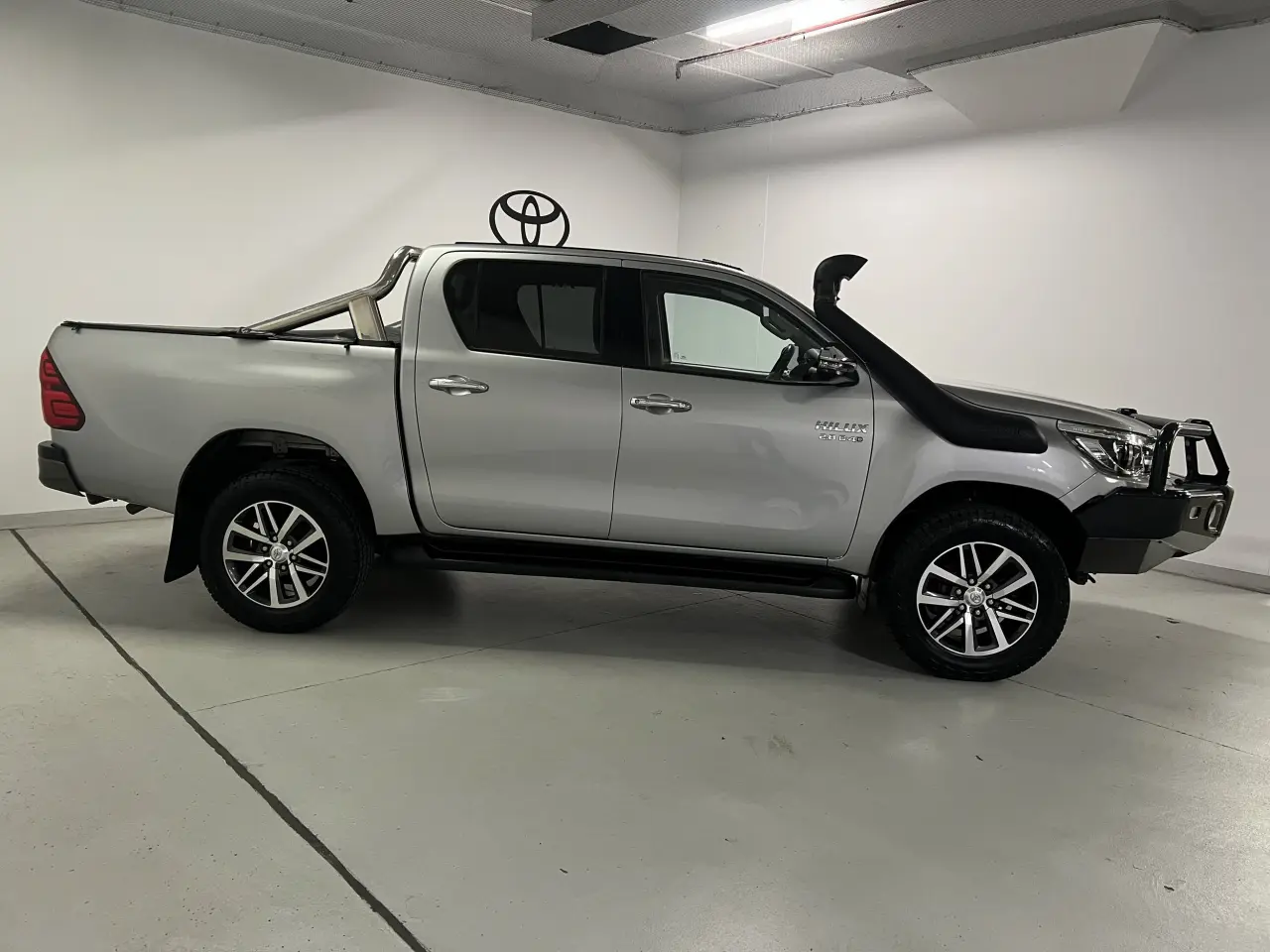 2017 TOYOTA HILUX Gallery Image 4