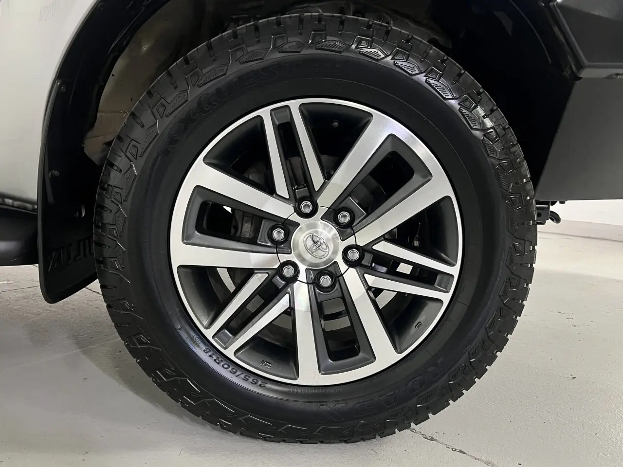 2017 TOYOTA HILUX Gallery Image 5