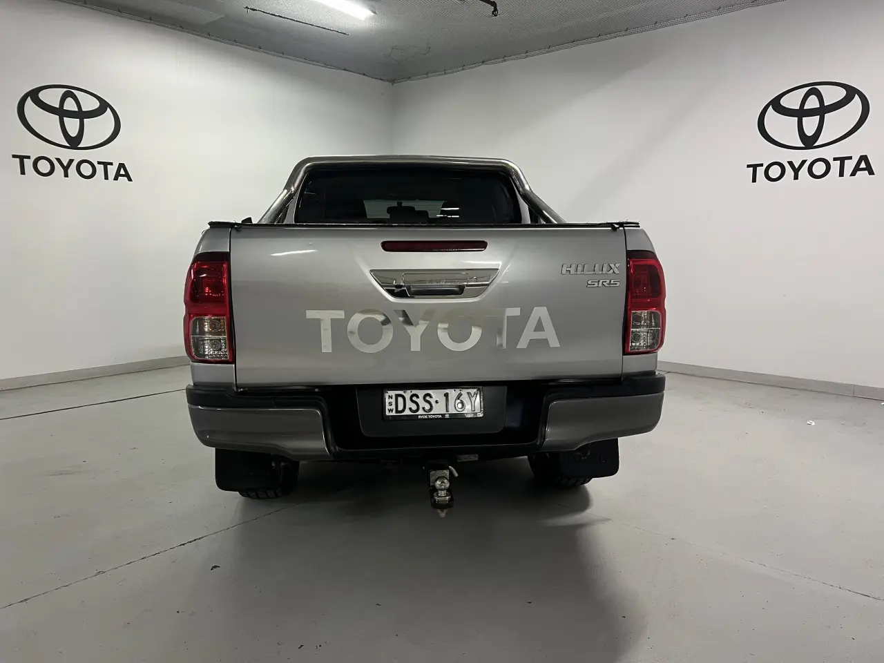 2017 TOYOTA HILUX Gallery Image 6