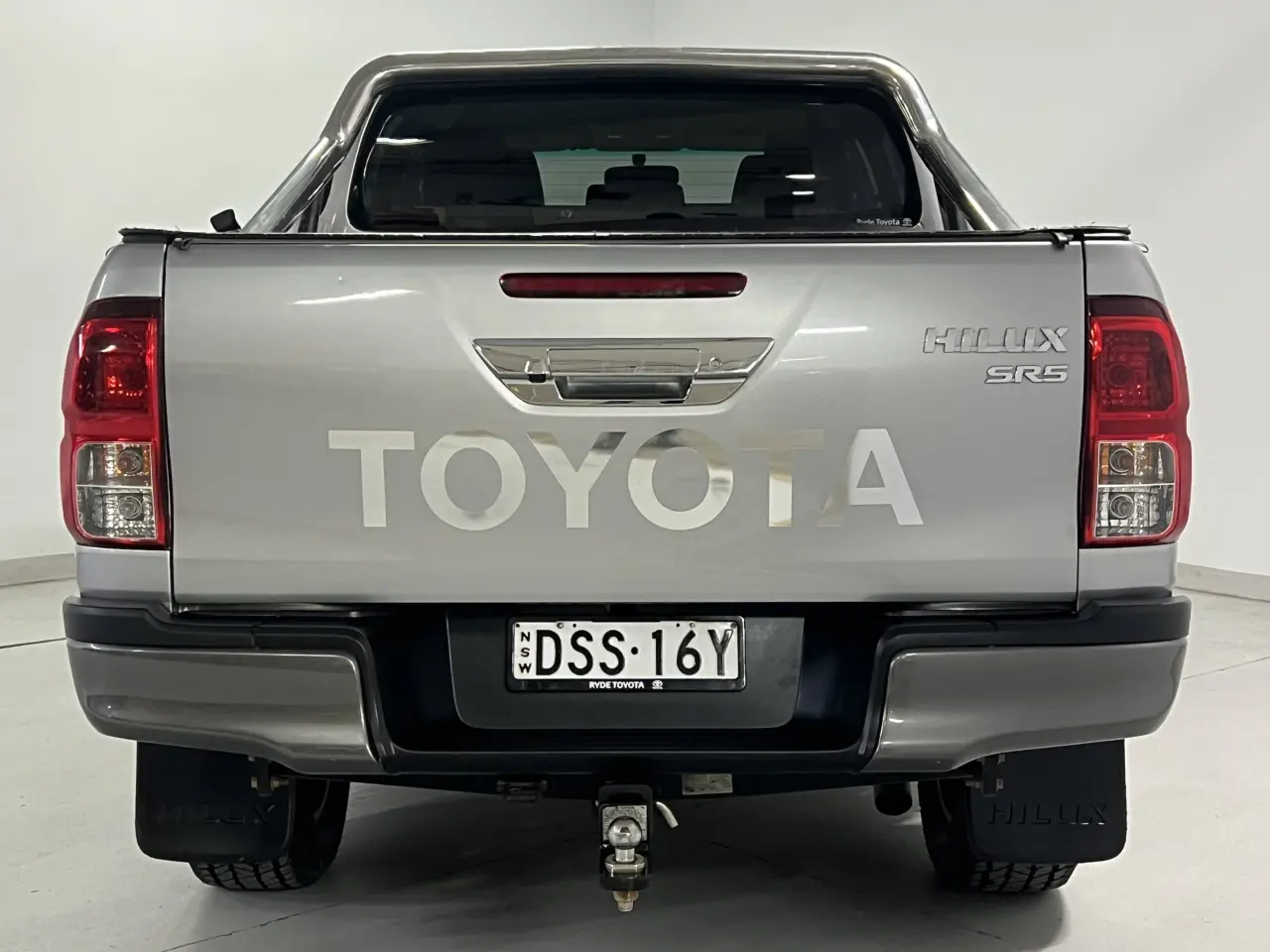 2017 TOYOTA HILUX Gallery Image 7