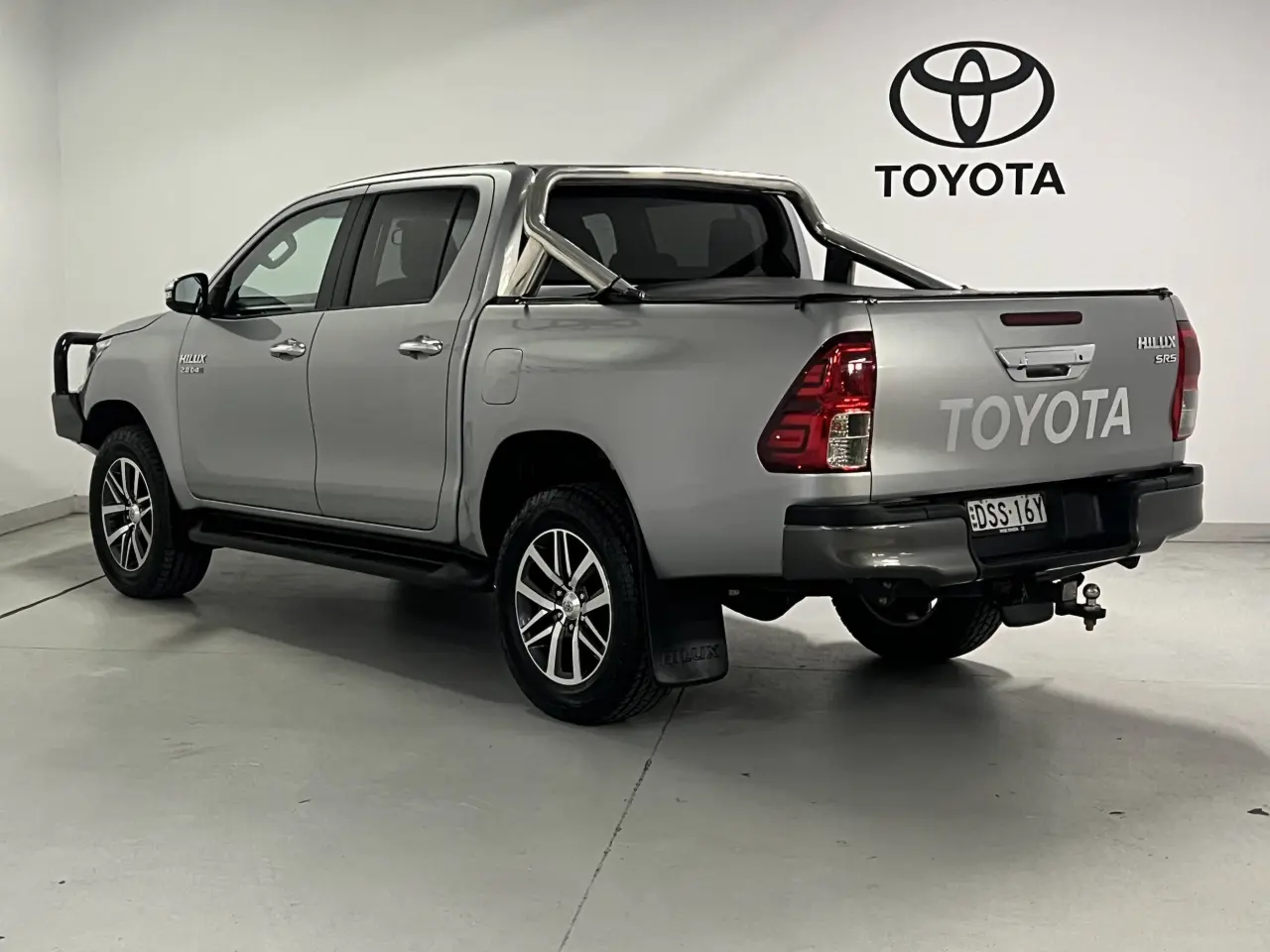 2017 TOYOTA HILUX Gallery Image 8