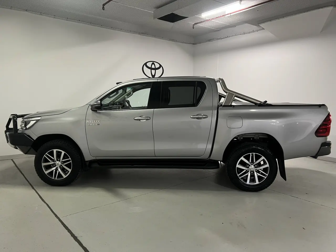 2017 TOYOTA HILUX Gallery Image 9