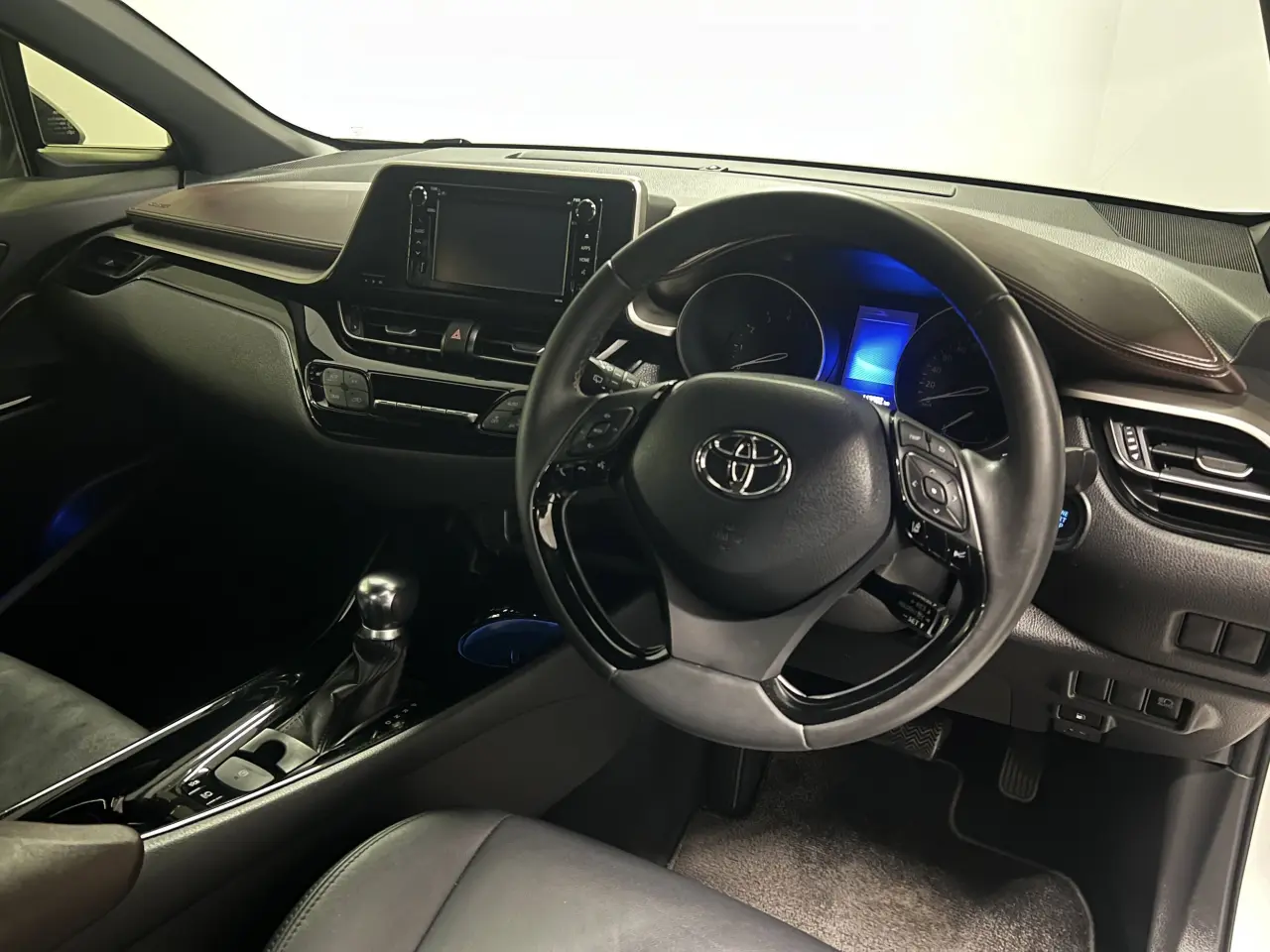 2017 TOYOTA C-HR Gallery Image 10