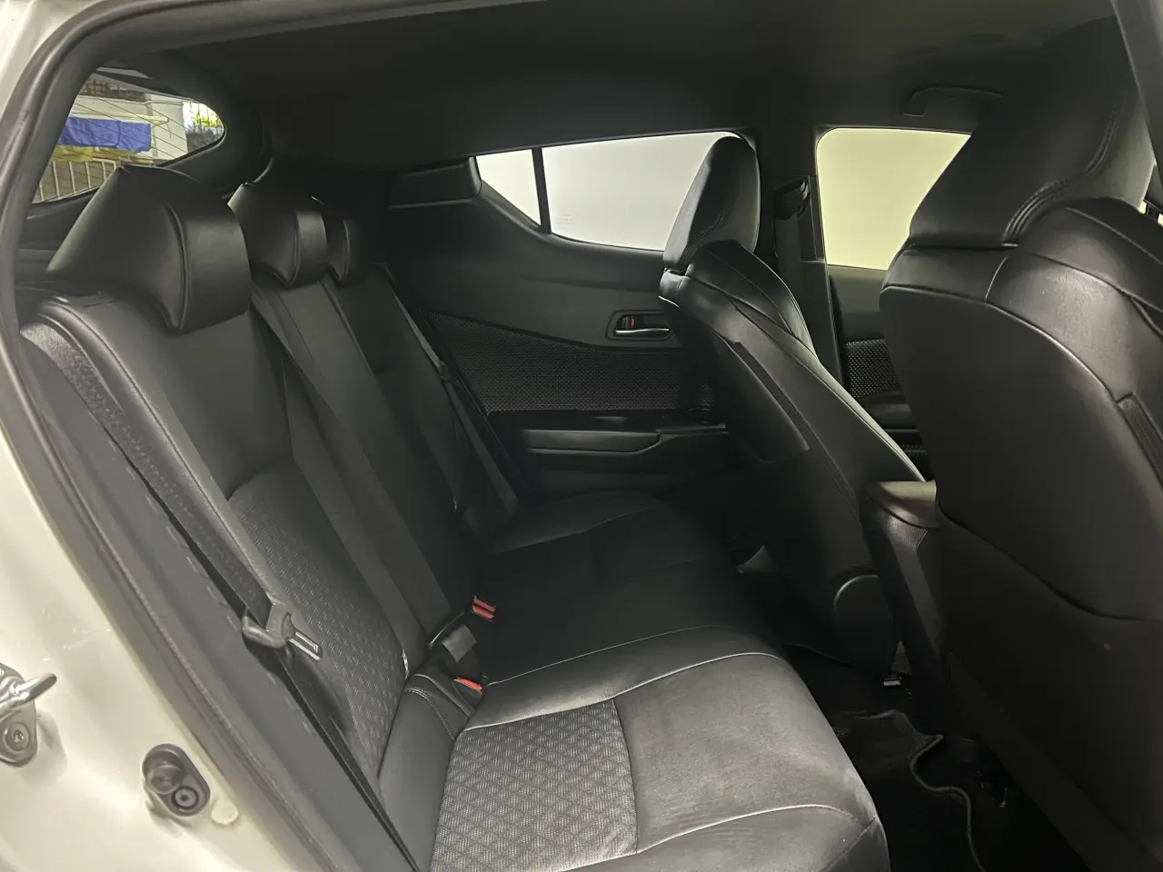 2017 TOYOTA C-HR Gallery Image 11
